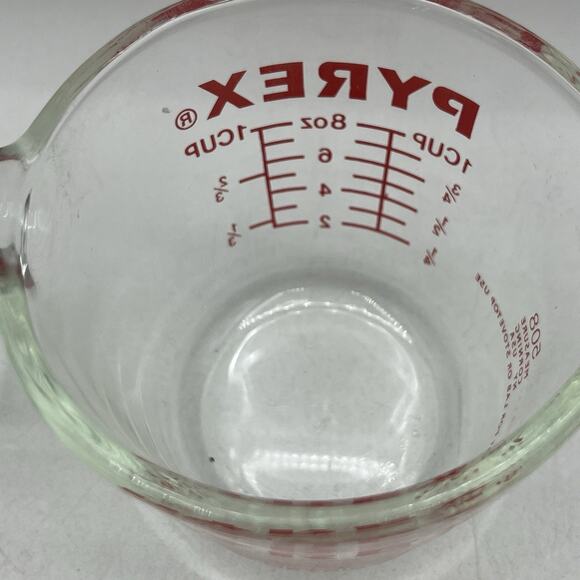 Vintage Pyrex 508 1 Cup 8 oz Glass Measuring Cup Red Lettering J Handle Baking - Picture 4 of 4